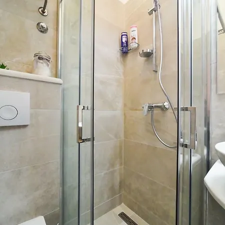 And Nekic Πανσιόν Ζαντάρ