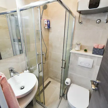 And Nekic Πανσιόν 3*